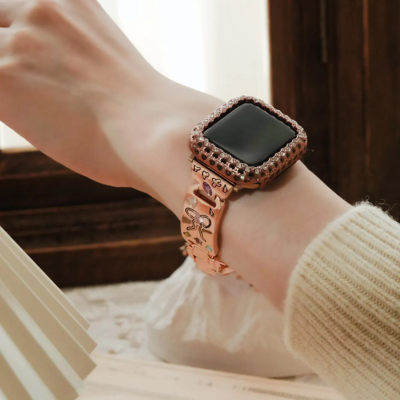 Cute engraved, high-quality metal inlaid with diamonds Apple Watch strap