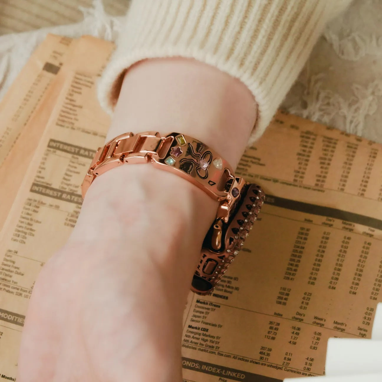 Cute engraved, high-quality metal inlaid with diamonds Apple Watch strap