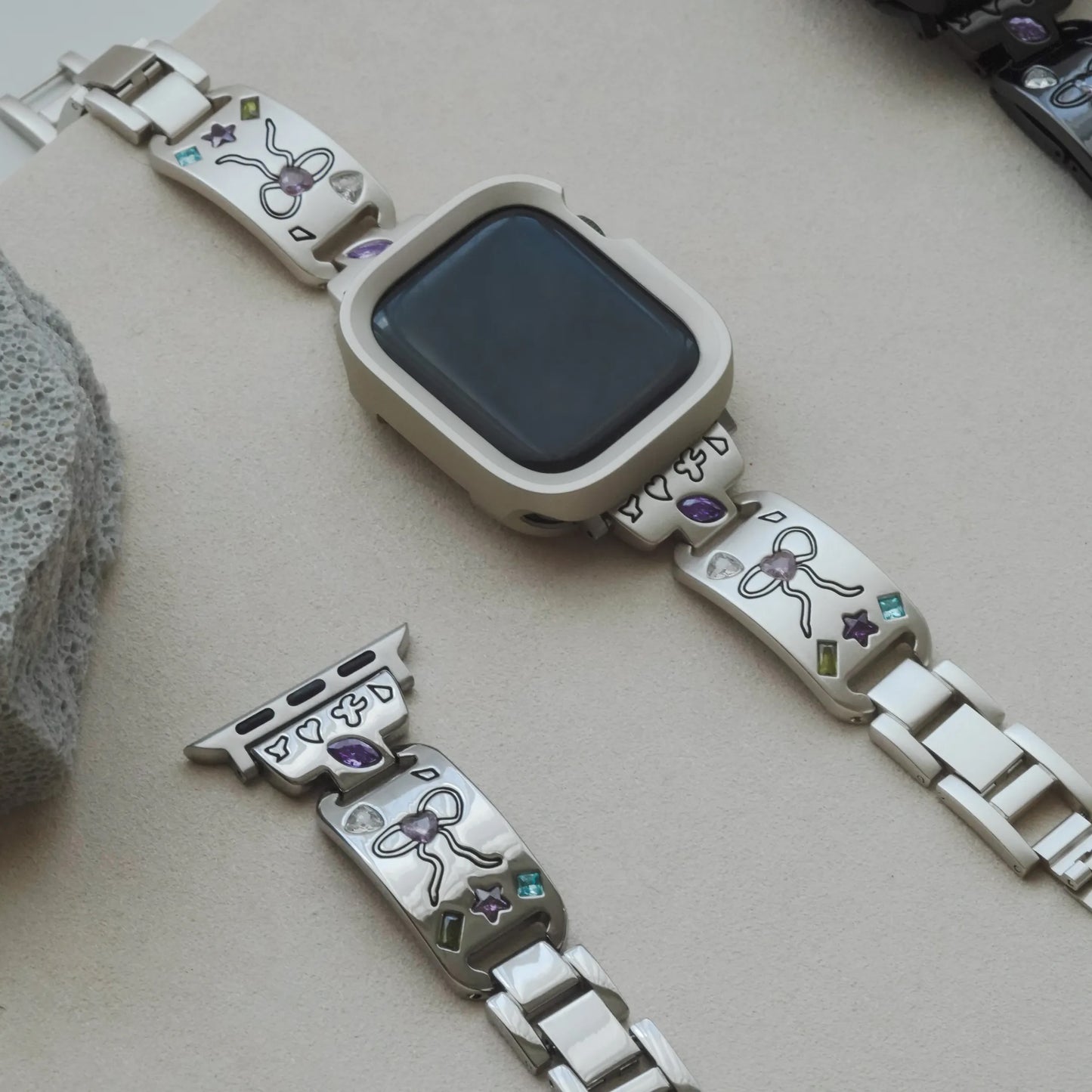 Cute engraved, high-quality metal inlaid with diamonds Apple Watch strap