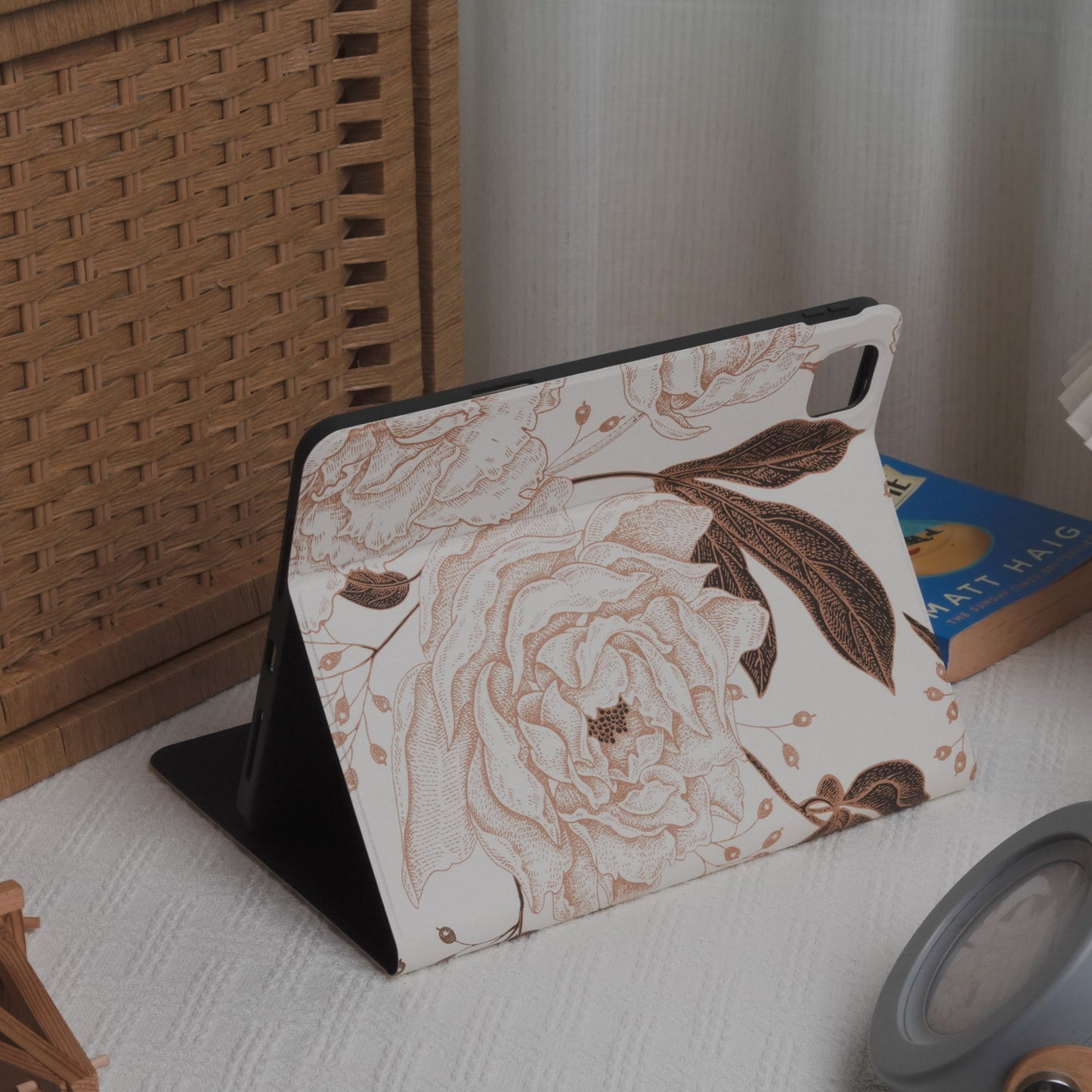 Thisisus Design - Vintage Classical Floral Pencil Magnetic Holder iPad Case