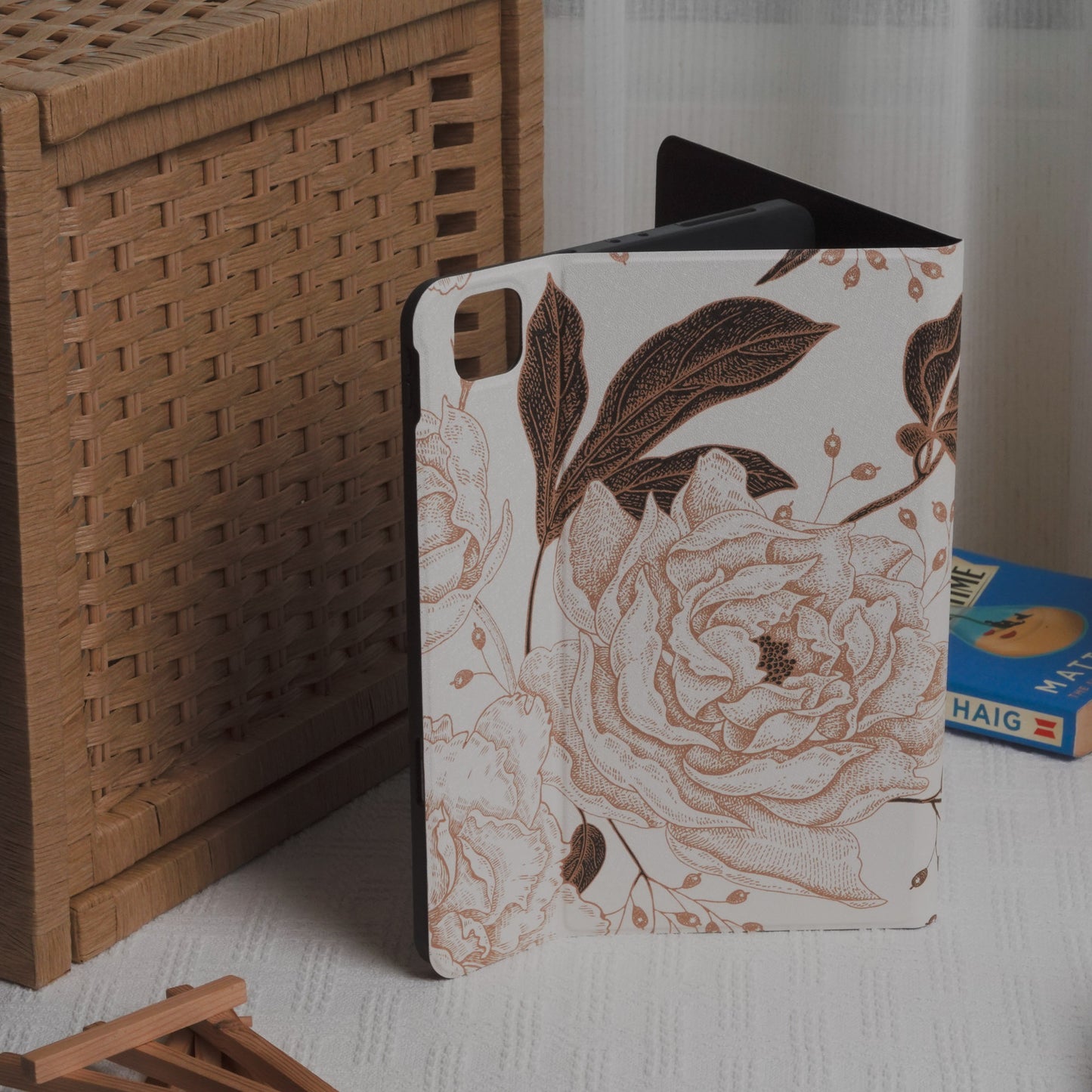 Thisisus Design - Vintage Classical Floral Pencil Magnetic Holder iPad Case