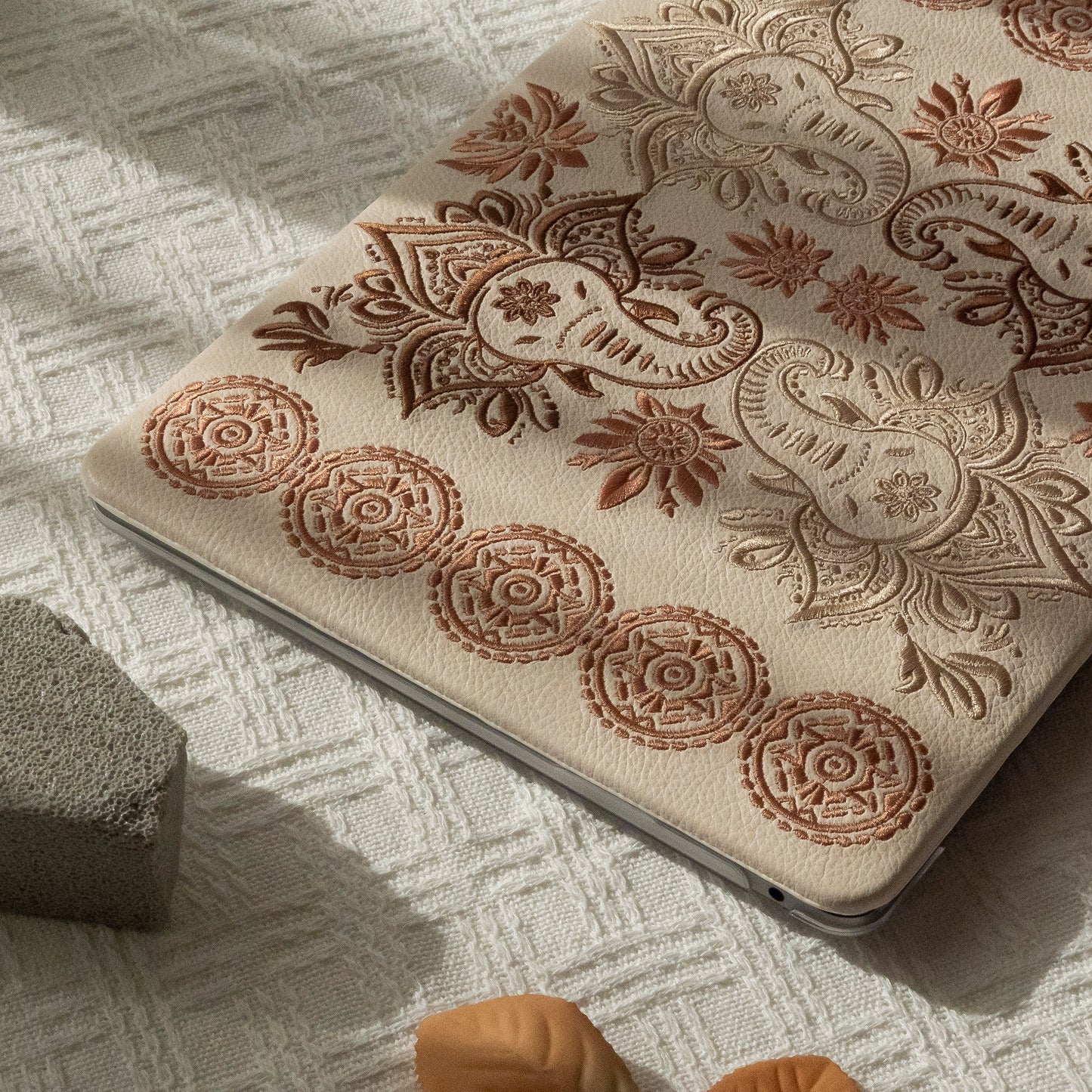 Zojirushi logo ♾ Dark and light brown textured stitching