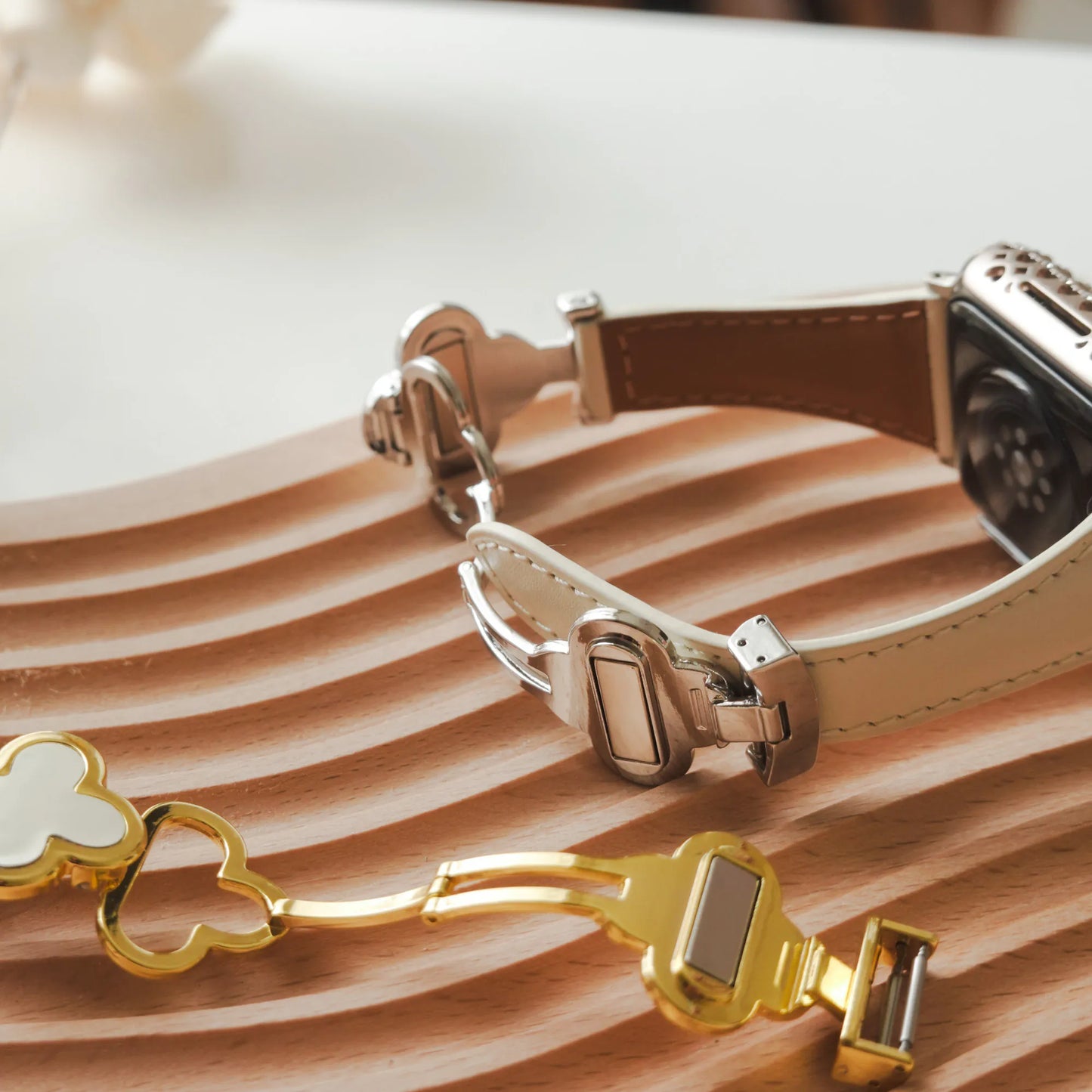 Lucky Clover Magnetic Leather-Blend Apple Watch Band