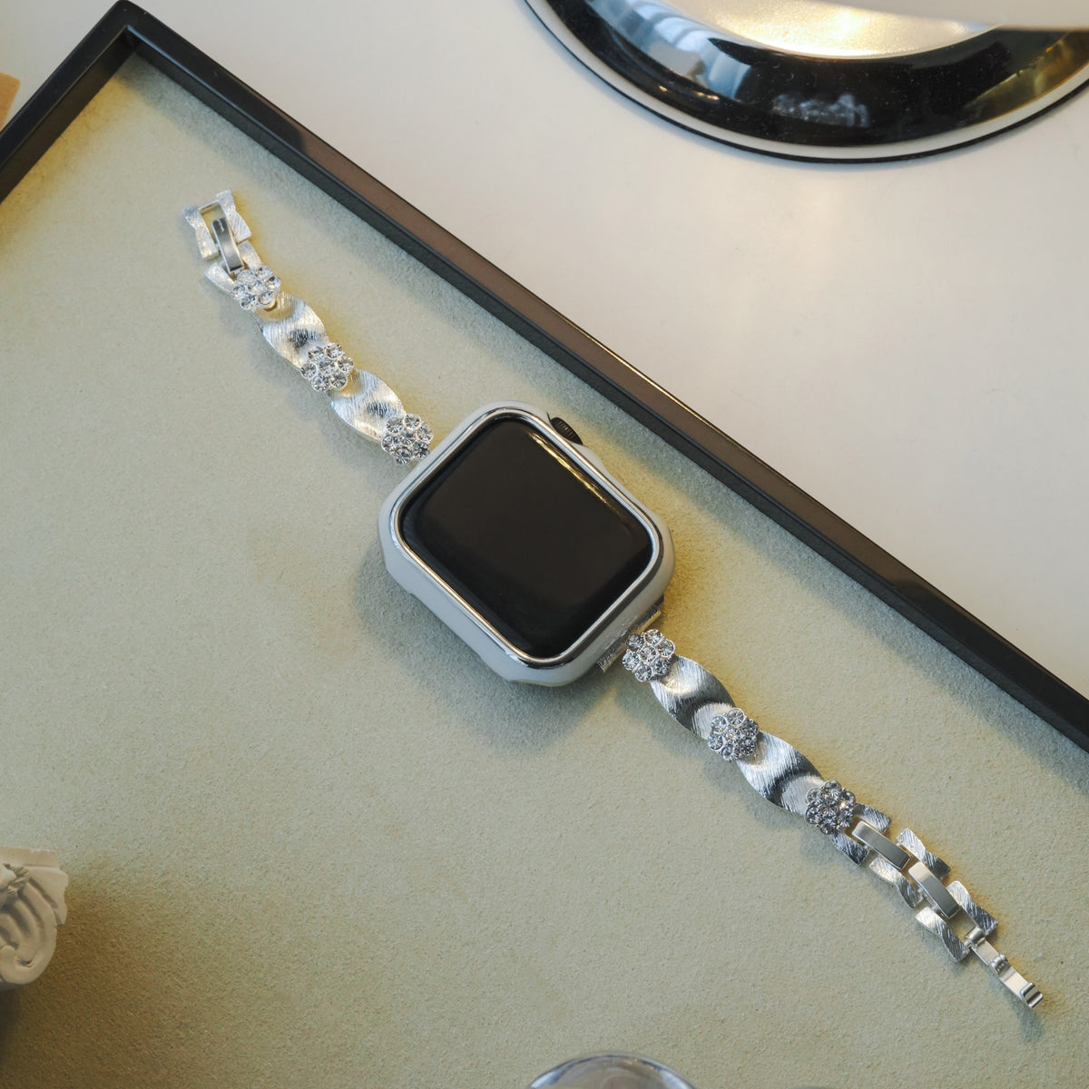 Daisy-Style Elegant Diamond-Inlaid Silver Apple Watch