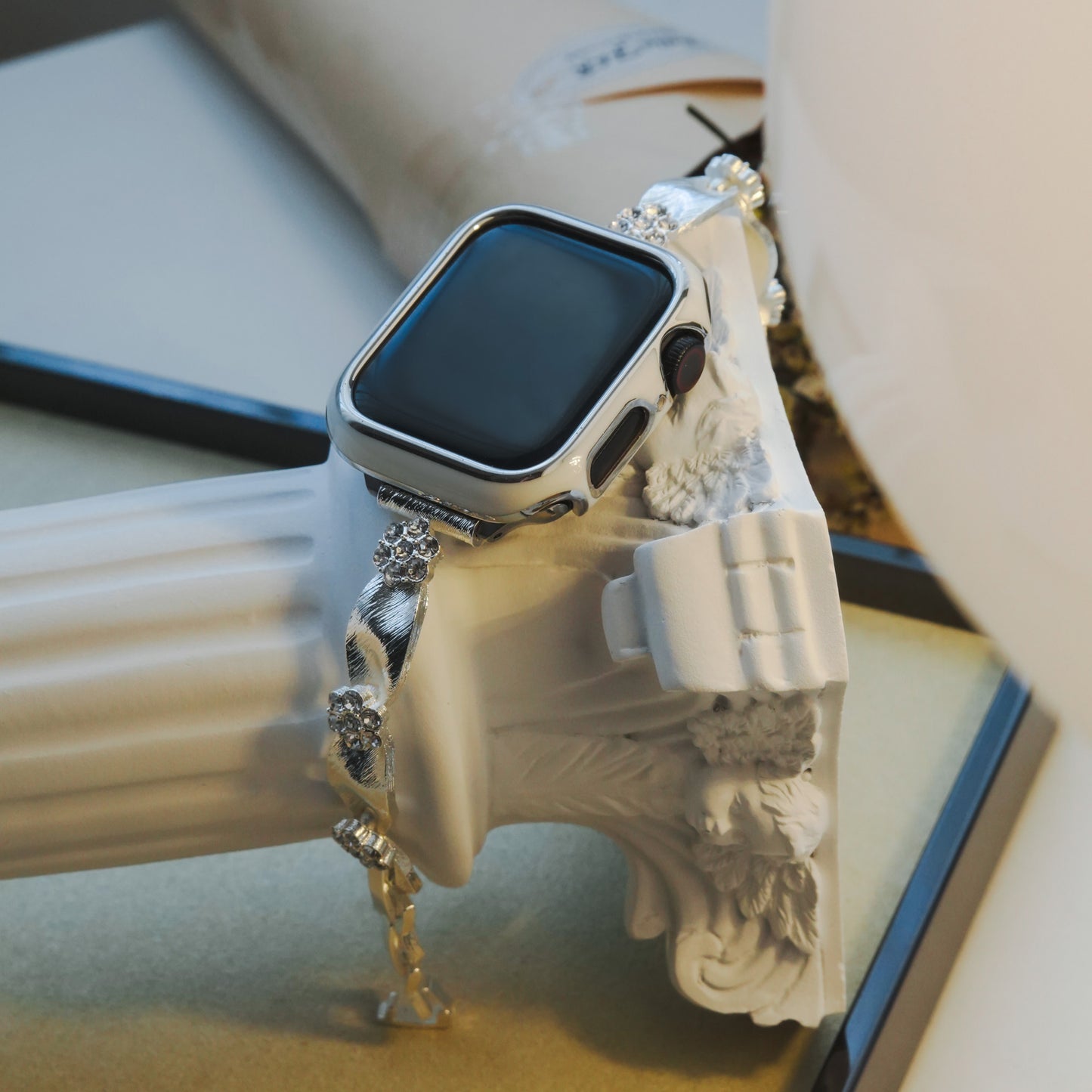 Daisy-Style Elegant Diamond-Inlaid Silver Apple Watch