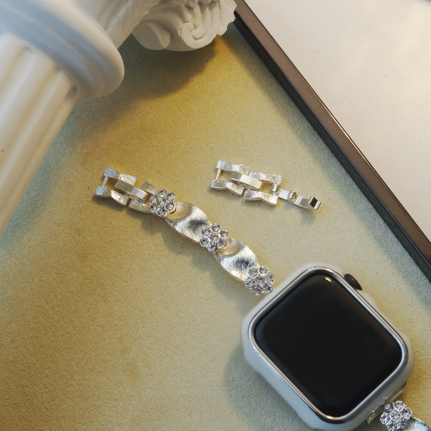 Daisy-Style Elegant Diamond-Inlaid Silver Apple Watch