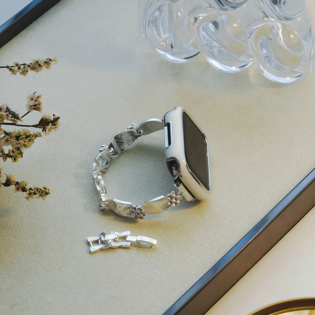 Daisy-Style Elegant Diamond-Inlaid Silver Apple Watch