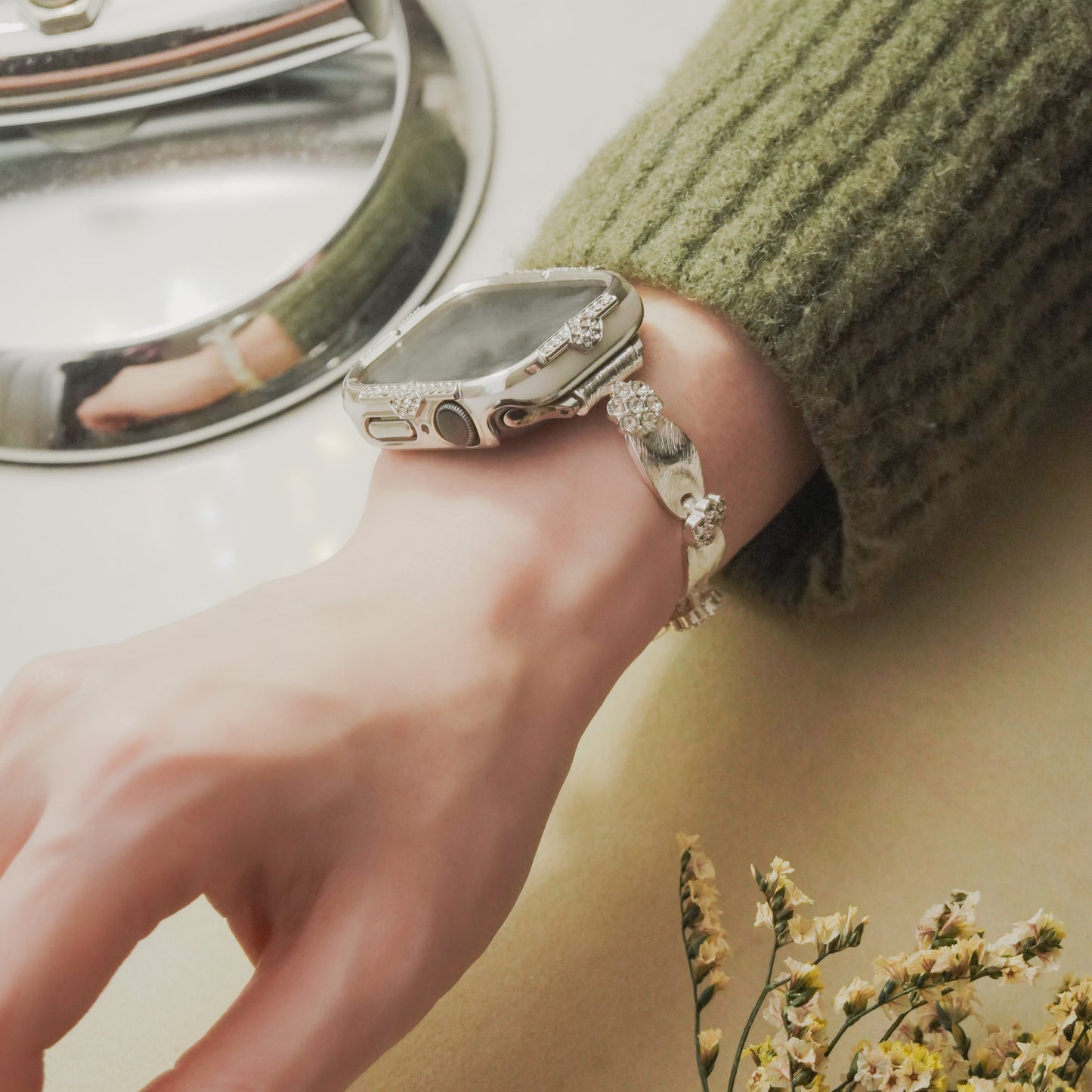 Daisy-Style Elegant Diamond-Inlaid Silver Apple Watch