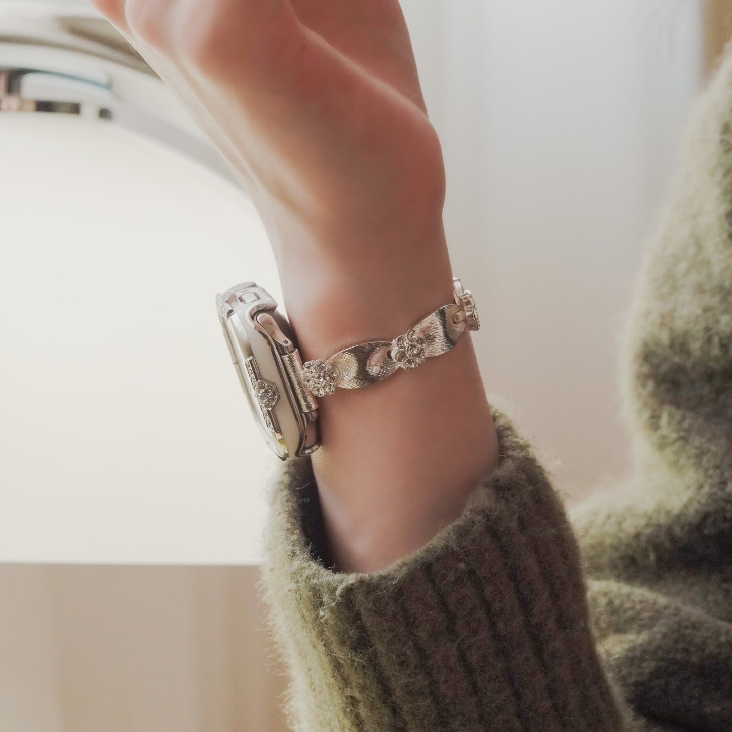 Daisy-Style Elegant Diamond-Inlaid Silver Apple Watch