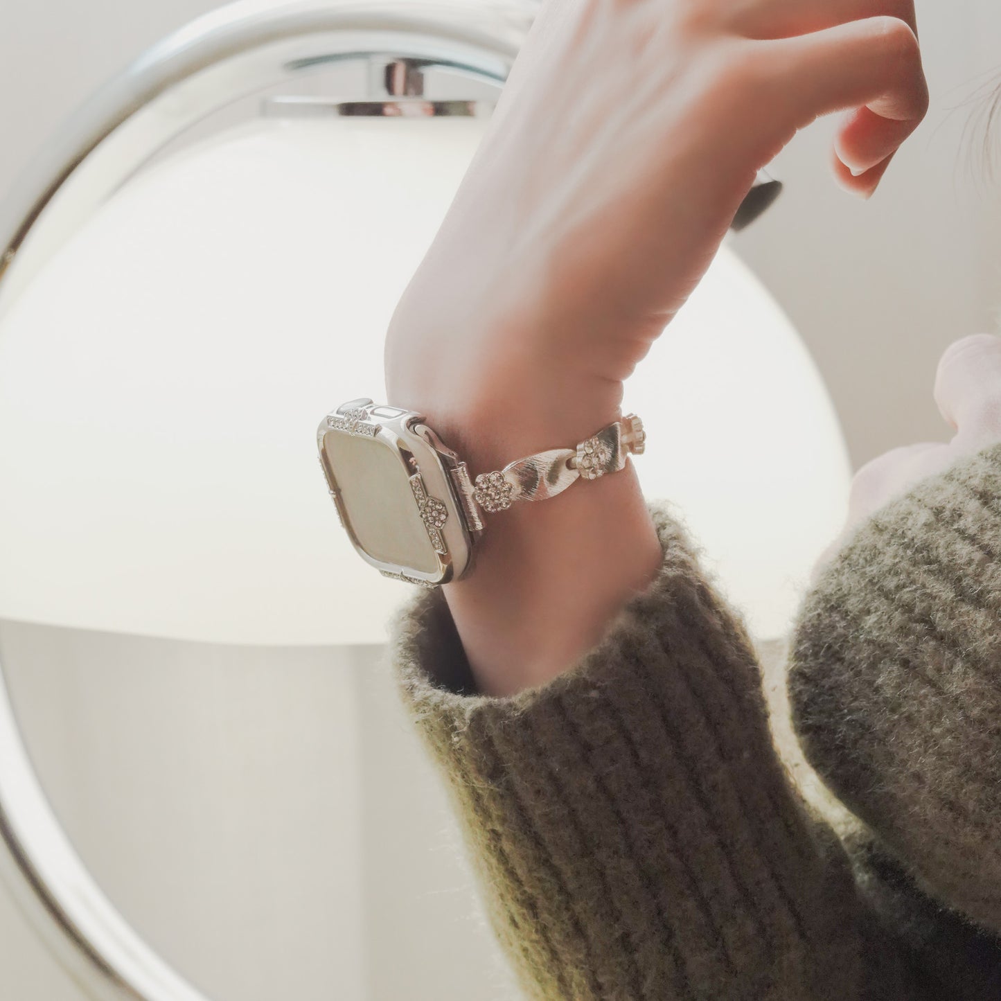 Daisy-Style Elegant Diamond-Inlaid Silver Apple Watch