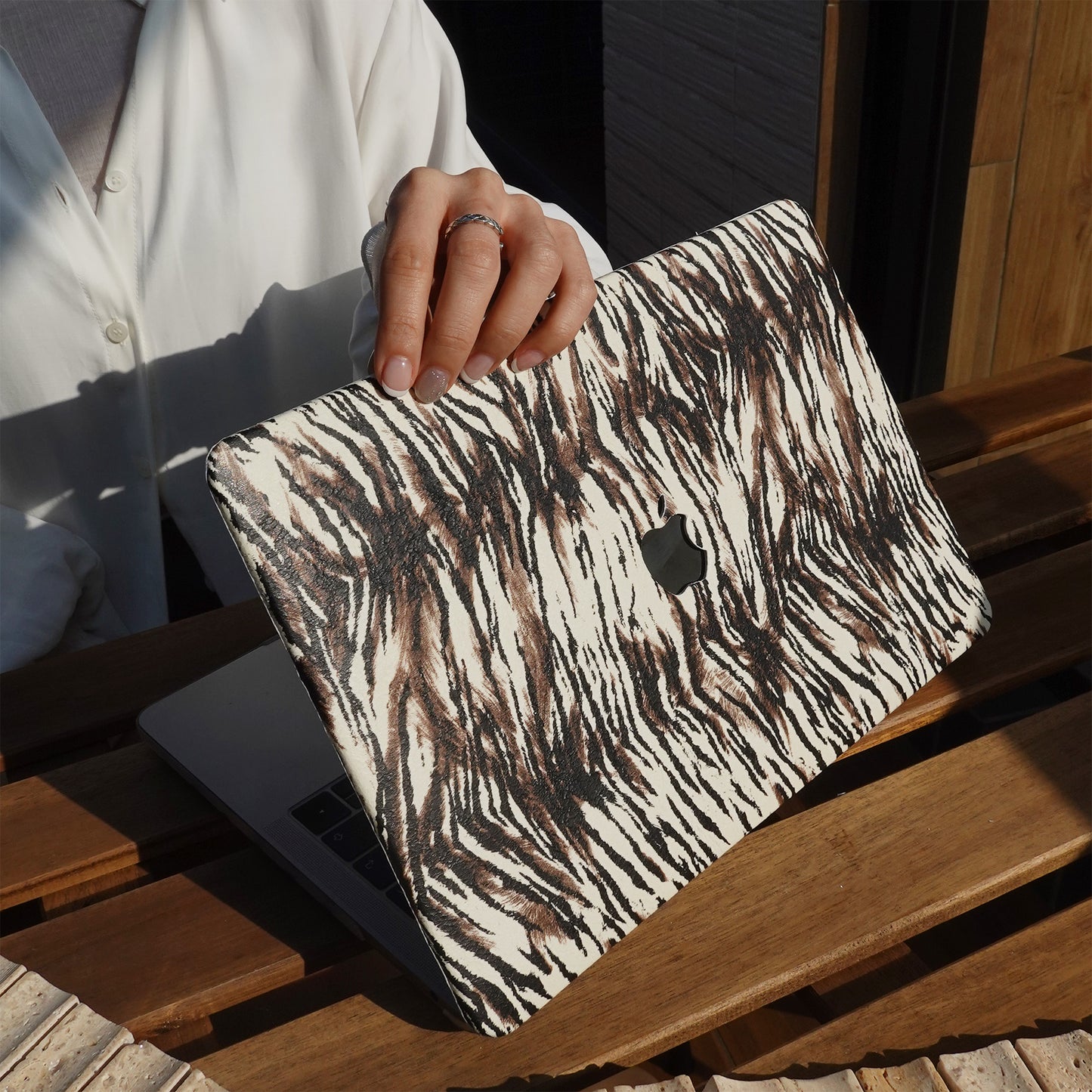 Leather Series ♾ White-based Tiger Print Mac Case