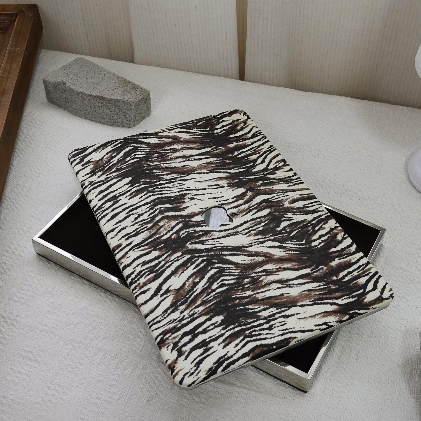 Leather Series ♾ White-based Tiger Print Mac Case